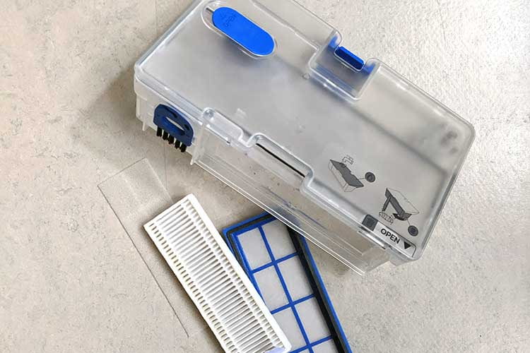 Zum Leeren des Staubbehälters muss der Filter abgenommen werden, danach lässt sich der Inhalt in die Mülltonne entsorgen Zum Leeren des Staubbehälters muss der Filter abgenommen werden, danach lässt sich der Inhalt in die Mülltonne entsorgen