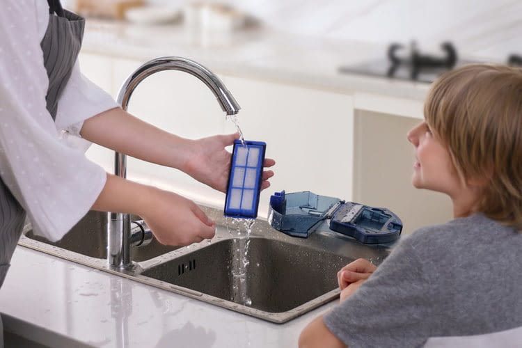 Der entnehmbare Filter von RoboVac 11S MAX kann ganz einfach ausgewaschen werden Der entnehmbare Filter von RoboVac 11S MAX kann ganz einfach ausgewaschen werden