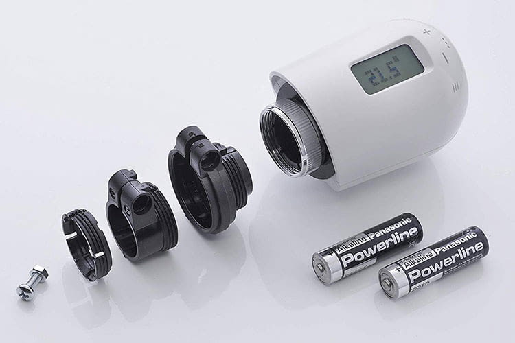 Im Lieferumfang des Eurotronic GENIUS 100 Thermostats sind zwei Batterien, sowie Adapter- und eine nötige Schraube enthalten Im Lieferumfang des Eurotronic GENIUS 100 Thermostats sind zwei Batterien, sowie Adapter- und eine nötige Schraube enthalten