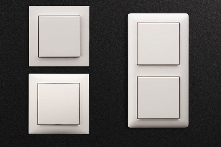 Der intelligente Lichtschalter von Eve passt in herkömmliche 55er Einzel- und Doppelrähmen Der intelligente Lichtschalter von Eve passt in herkömmliche 55er Einzel- und Doppelrähmen