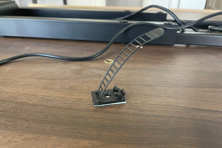 Dank dieser selbstklebenden Kabelhalterungen lassen sich alle Kabel ganz leicht fixieren Dank dieser selbstklebenden Kabelhalterungen lassen sich alle Kabel ganz leicht fixieren