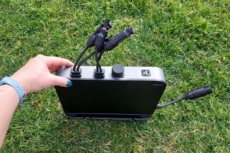 Der Batterieanschluss (2. v. rechts) ist bei Lieferung durch eine Gummikappe geschützt Der Batterieanschluss (2. v. rechts) ist bei Lieferung durch eine Gummikappe geschützt