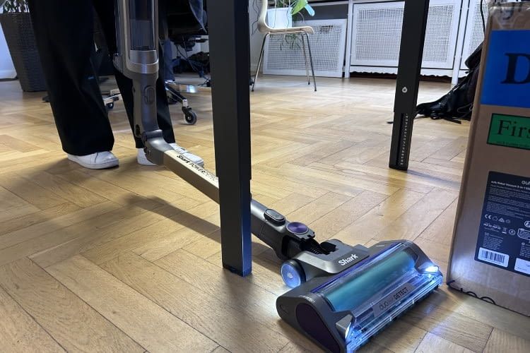 Das knickbare Rohr ist sehr nützlich, um eine ergonomische Reinigung des Bodens zu gewährleisten Das knickbare Rohr ist sehr nützlich, um eine ergonomische Reinigung des Bodens zu gewährleisten
