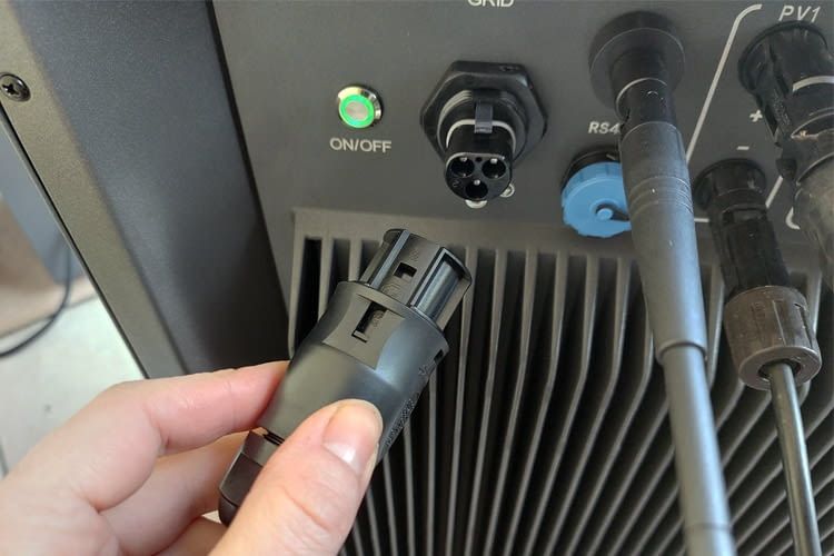 Hier wird gerade das Schuko-Kabel mit dem Speicher gekoppelt Hier wird gerade das Schuko-Kabel mit dem Speicher gekoppelt