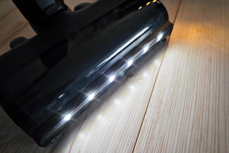 Hilfreich: Die Leuchten an der Hauptbürste helfen dabei Staub zu erkennen Hilfreich: Die Leuchten an der Hauptbürste helfen dabei Staub zu erkennen