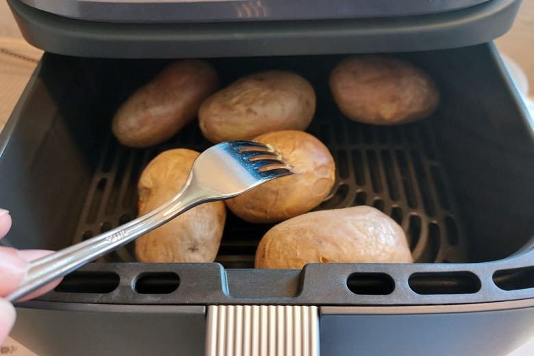 Kartoffeln aus dem Air Fryer lassen sich meist sehr einfach schälen Kartoffeln aus dem Air Fryer lassen sich meist sehr einfach schälen