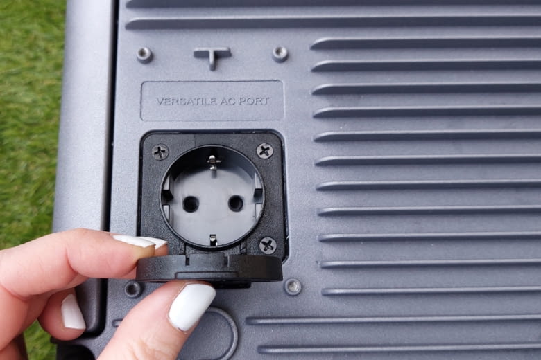 Bei einem Blackout können Haushaltsgeräte direkt hier am Speicher angeschlossen werden Bei einem Blackout können Haushaltsgeräte direkt hier am Speicher angeschlossen werden