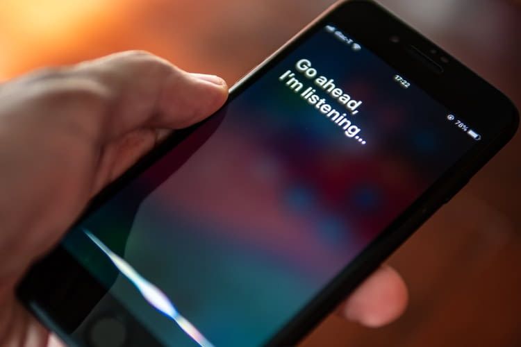 Siri ist zu jeder Tages- und Nachtzeit immer und überall gesprächsbereit. Siri ist zu jeder Tages- und Nachtzeit immer und überall gesprächsbereit.