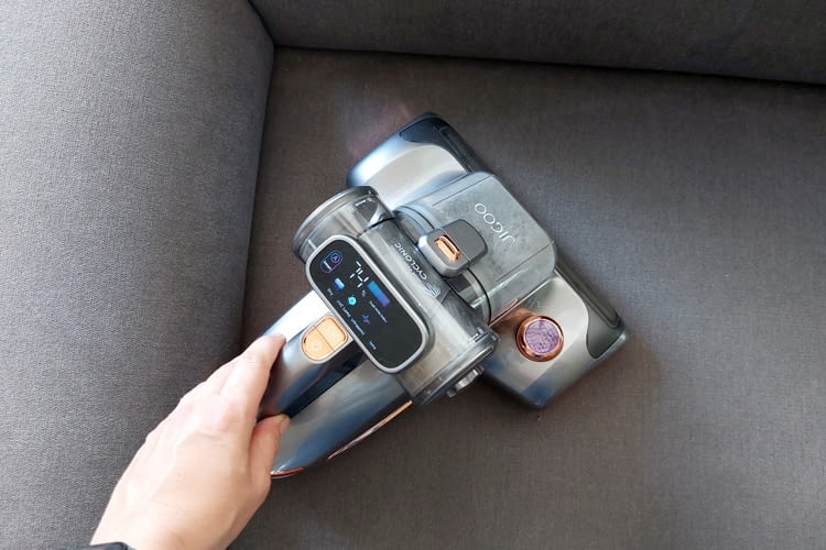 Bei Polsterecken wird die extra-große Saugdüse zum Problem Bei Polsterecken wird die extra-große Saugdüse zum Problem