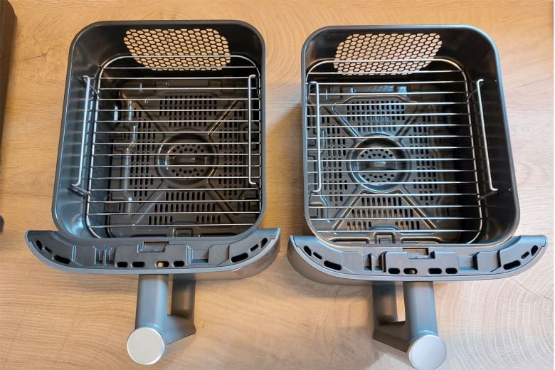 Die Crisper Plates liegen auf dem Boden jedes Korbs, der Rost in der Mitte Die Crisper Plates liegen auf dem Boden jedes Korbs, der Rost in der Mitte