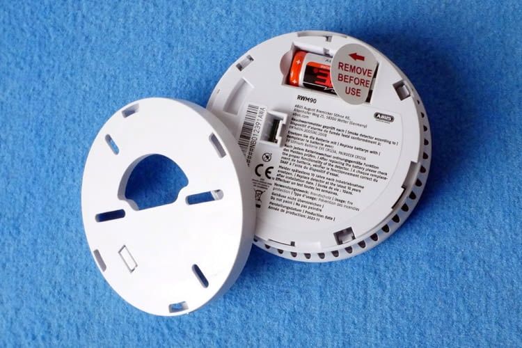 Nur der Montagesockel (links) wird fest an der Decke verschraubt Nur der Montagesockel (links) wird fest an der Decke verschraubt