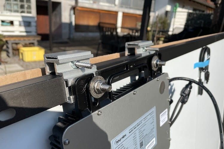 Der Wechselrichter wird mit zwei Schienenhalterungen am Solarpanel befestigt Der Wechselrichter wird mit zwei Schienenhalterungen am Solarpanel befestigt