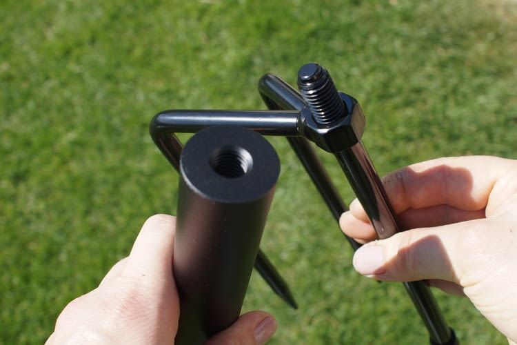 Der Erdspieß (hier rechts) wird auf die Haltestange links geschraubt Der Erdspieß (hier rechts) wird auf die Haltestange links geschraubt