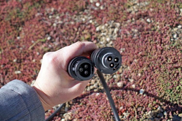 Diese beiden Stecker verbinden den Wechselrichter und das Anschlusskabel Diese beiden Stecker verbinden den Wechselrichter und das Anschlusskabel