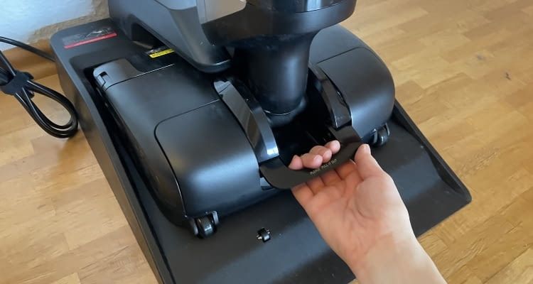 Beim Mova X4 Pro ist der Frischwassertank hinten befestigt anstatt vorne an der Düse Beim Mova X4 Pro ist der Frischwassertank hinten befestigt anstatt vorne an der Düse