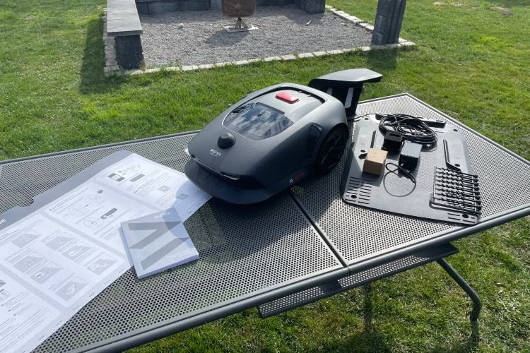 Für einen Mähroboter verfügt der Moa 600 über einen überschaubaren Lieferumfang Für einen Mähroboter verfügt der Moa 600 über einen überschaubaren Lieferumfang