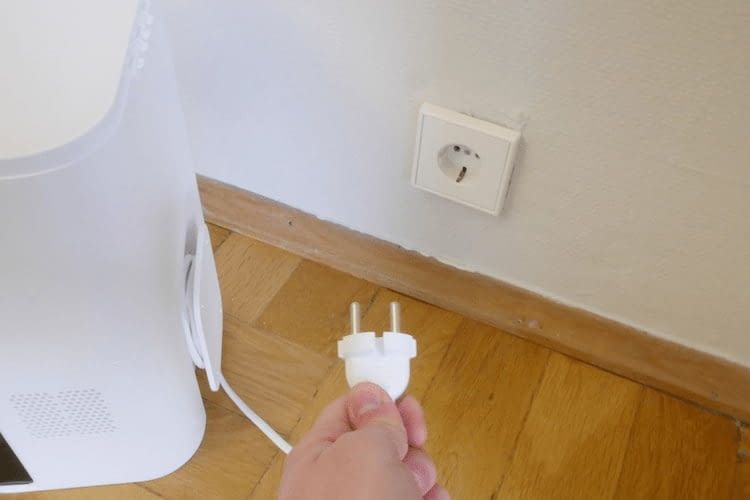 Durch den Haken auf der Rückseite müssen sich Anwender keine Gedanken mehr um verworrene Kabel machen. Durch den Haken auf der Rückseite müssen sich Anwender keine Gedanken mehr um verworrene Kabel machen.