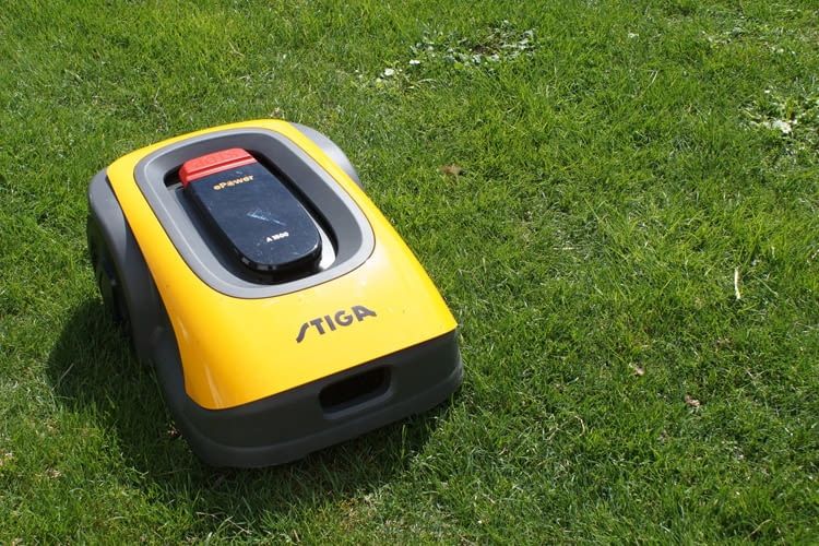 Nicht alle Rasenroboter sind klassisch weiß oder schwarz Nicht alle Rasenroboter sind klassisch weiß oder schwarz