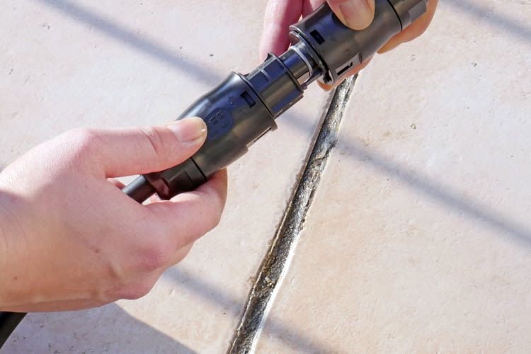 Beim Zusammenstecken rasten die beiden Teile ein Beim Zusammenstecken rasten die beiden Teile ein