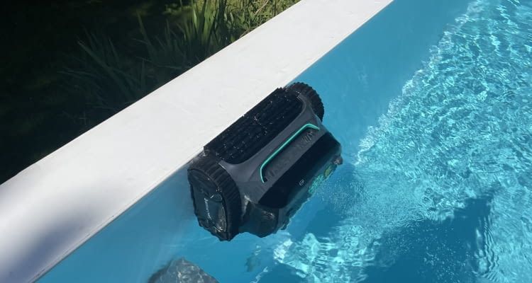 Der Wybot S2 machte bi der Reinigung der Poolwand keine Kompromisse Der Wybot S2 machte bi der Reinigung der Poolwand keine Kompromisse