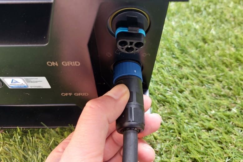 Praktischerweise sind alle Anschlüsse gut lesbar beschriftet Praktischerweise sind alle Anschlüsse gut lesbar beschriftet