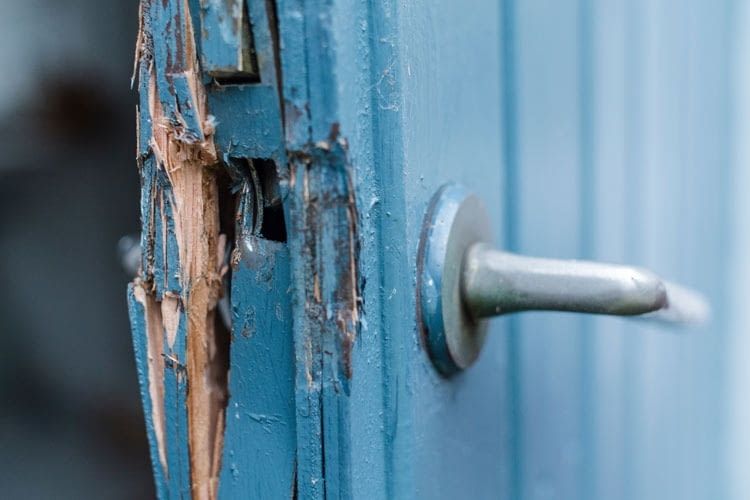 Beschädigte Türen müssen vom Vermieter wieder in Stand gesetzt werden Beschädigte Türen müssen vom Vermieter wieder in Stand gesetzt werden