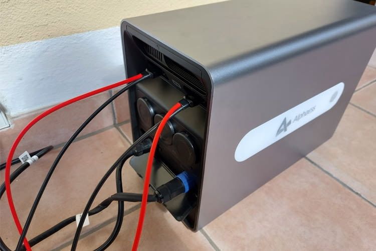 Etwas schade ist bei diesem Speicher nur die auffällige Verkabelung Etwas schade ist bei diesem Speicher nur die auffällige Verkabelung