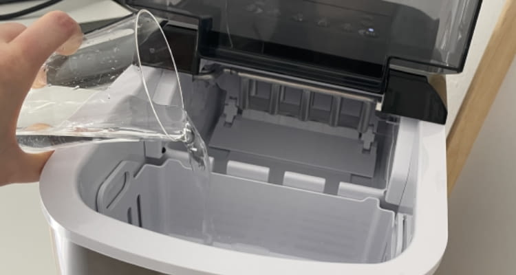 Zur Inbetriebnahme der Klamer Eiswürfelmaschine wird Wasser in den Tank gegeben Zur Inbetriebnahme der Klamer Eiswürfelmaschine wird Wasser in den Tank gegeben