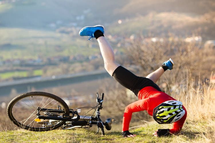 Nach einem Sturz sind Mikrorisse im Helm nicht immer von außen erkennbar Nach einem Sturz sind Mikrorisse im Helm nicht immer von außen erkennbar