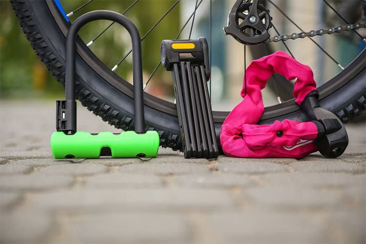 Bügelschloss, Faltschloss oder Kettenschloss? Wer ein Fahrradschloss sucht, hat die Qual der Wahl Bügelschloss, Faltschloss oder Kettenschloss? Wer ein Fahrradschloss sucht, hat die Qual der Wahl