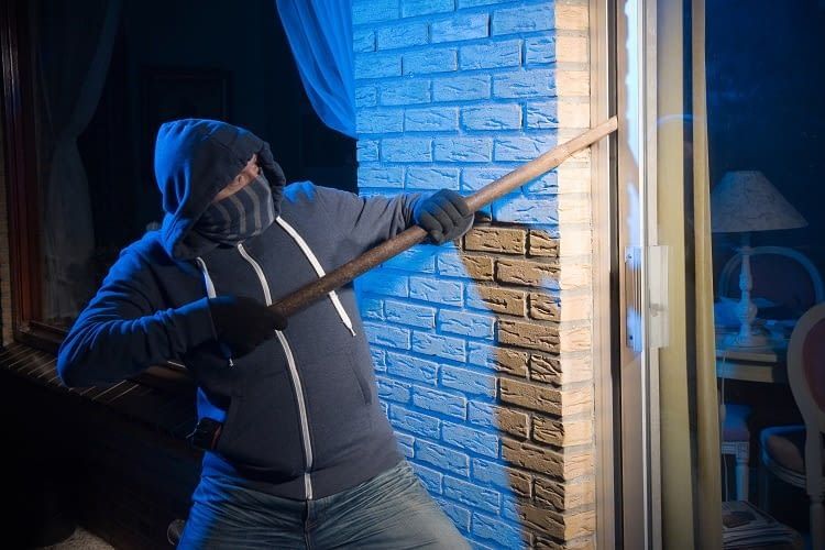 Alexa schlägt in Kombination mit einer Alarmanlage Einbrecher in die Flucht Alexa schlägt in Kombination mit einer Alarmanlage Einbrecher in die Flucht