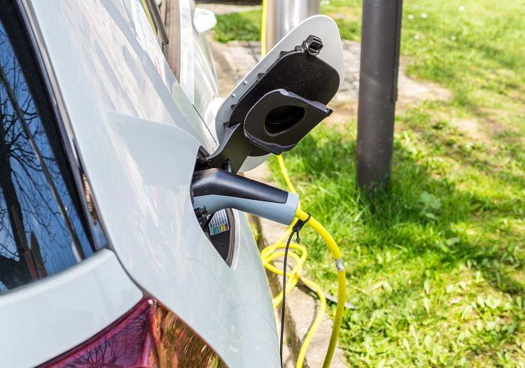 Laut Herstellerangaben hält eine Elektroauto-Batterie ca. 2000 Ladezyklen oder 10 Jahre Betrieb durch Laut Herstellerangaben hält eine Elektroauto-Batterie ca. 2000 Ladezyklen oder 10 Jahre Betrieb durch