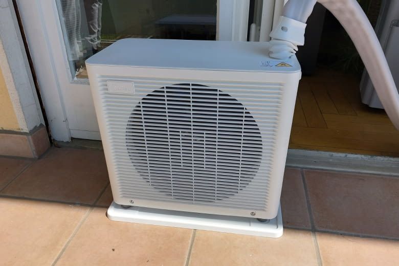 Wir haben die Klimaanlage im Test auch auf einem Balkon montiert Wir haben die Klimaanlage im Test auch auf einem Balkon montiert