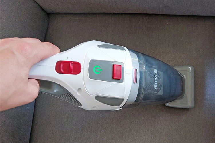 Auch Krümel ließen sich in unserem Test gut vom Sofa entfernen Auch Krümel ließen sich in unserem Test gut vom Sofa entfernen