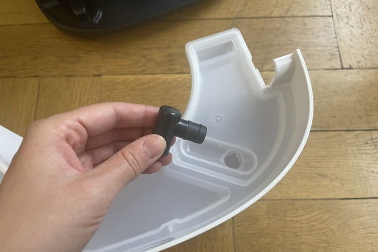 Der steckbare Schlauchanschluss befindet sich im Wassertank und kann dort ganz einfach entnommen und auf die vorgesehene Hülse gesteckt werden Der steckbare Schlauchanschluss befindet sich im Wassertank und kann dort ganz einfach entnommen und auf die vorgesehene Hülse gesteckt werden