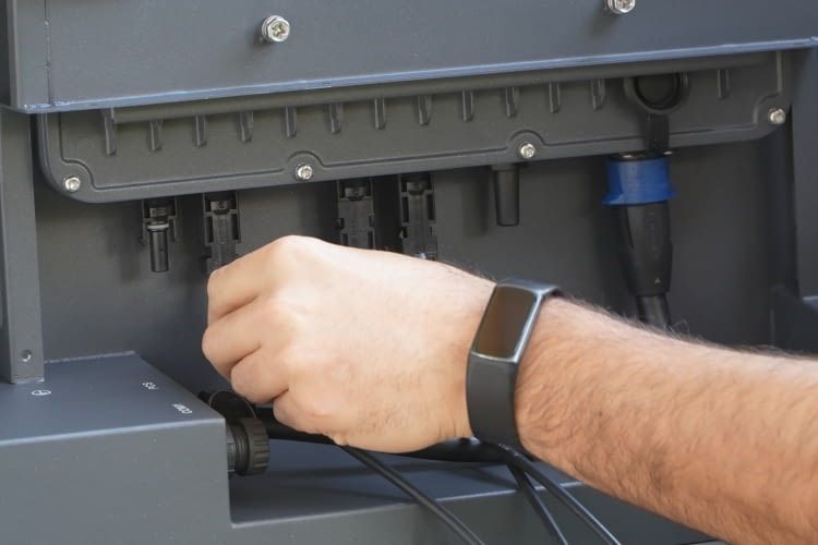 Alle Kabel und Anschlüsse sind deutlich beschriftet, so können beim Anschließen keine Fehler gemacht werden Alle Kabel und Anschlüsse sind deutlich beschriftet, so können beim Anschließen keine Fehler gemacht werden