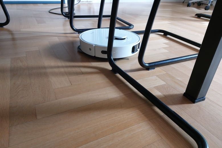 Selbst dieses Stuhl Wirr-Warr meisterte der Roboter souverän Selbst dieses Stuhl Wirr-Warr meisterte der Roboter souverän