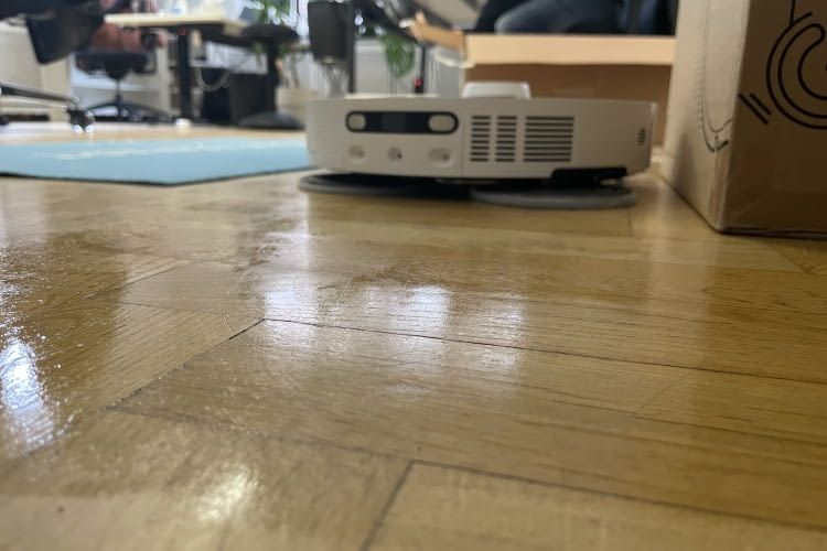 Automatische Reinigungsmitteldosierung brachte im Wischroboter Test den Boden zum glänzen Automatische Reinigungsmitteldosierung brachte im Wischroboter Test den Boden zum glänzen