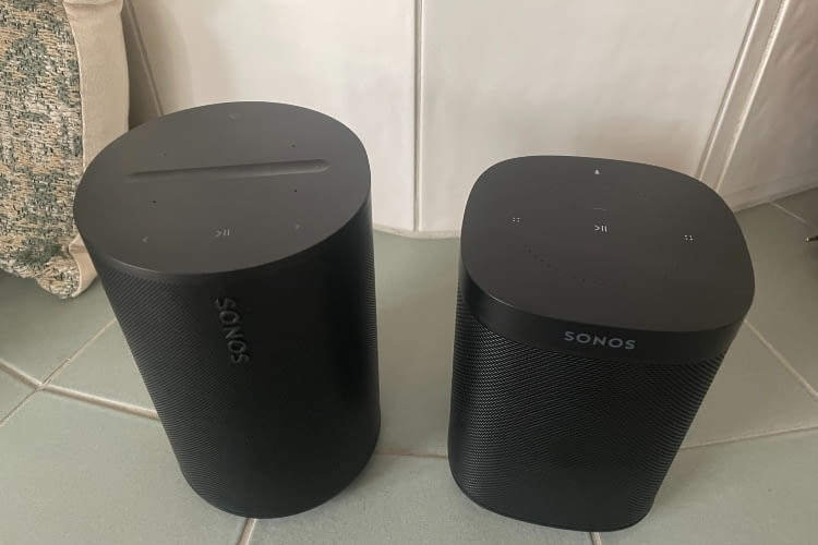 Nicht nur äußerlich, auch beim Klang unterscheiden sich der Era 100 und der Sonos One Lautsprecher Nicht nur äußerlich, auch beim Klang unterscheiden sich der Era 100 und der Sonos One Lautsprecher