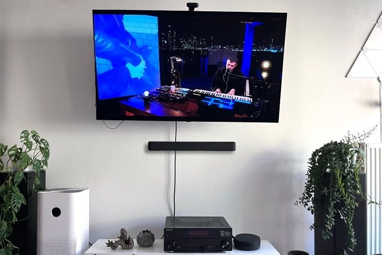 Die Amazon Fire TV Soundbar passt sich einfach in das Wohnzimmer ein Die Amazon Fire TV Soundbar passt sich einfach in das Wohnzimmer ein