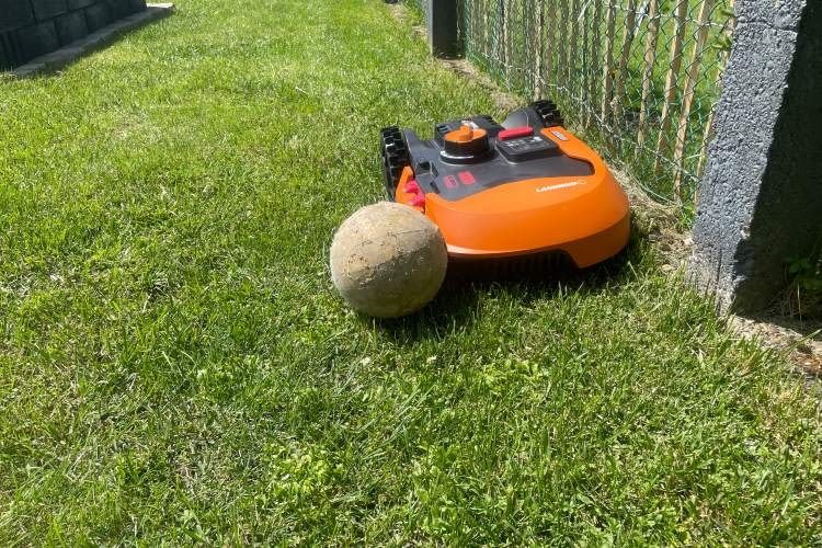 Bälle schob der Worx zur Seite oder solange vor sich her bis er die Richtung ändern musste Bälle schob der Worx zur Seite oder solange vor sich her bis er die Richtung ändern musste