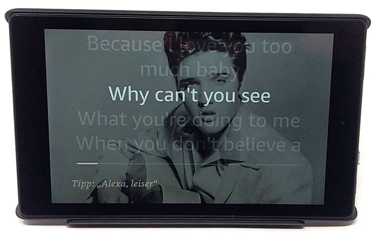 Amazon Fire HD 8 im Ladedock spielt im Show-Modus Elvis-Songs ab Amazon Fire HD 8 im Ladedock spielt im Show-Modus Elvis-Songs ab