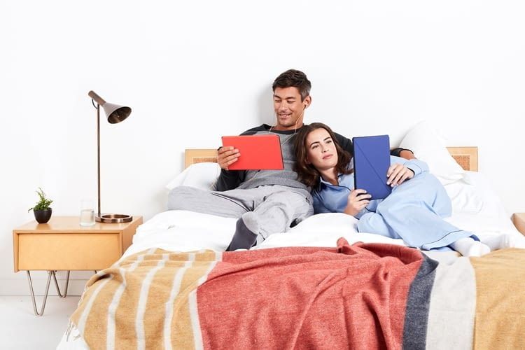 Ob auf dem Weg zur Arbeit oder im Bett: Ein Fire Tablet sorgt für Unterhaltung Ob auf dem Weg zur Arbeit oder im Bett: Ein Fire Tablet sorgt für Unterhaltung