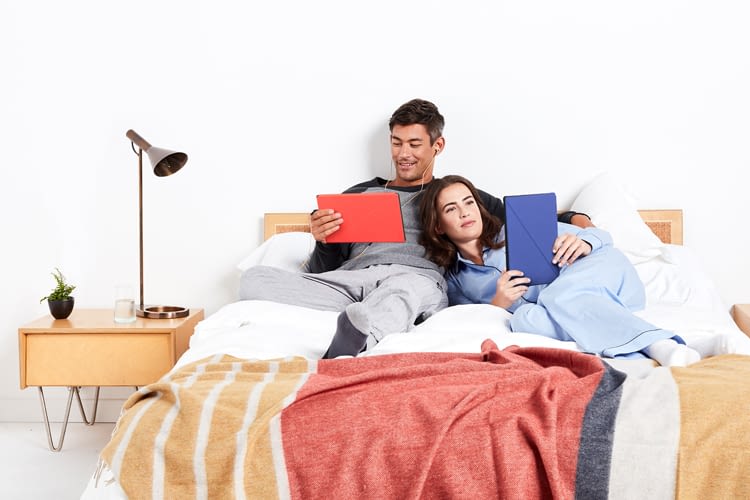 Sie liest, er sieht fern – beides ist möglich mit dem Fire HD 10 Tablet Sie liest, er sieht fern – beides ist möglich mit dem Fire HD 10 Tablet