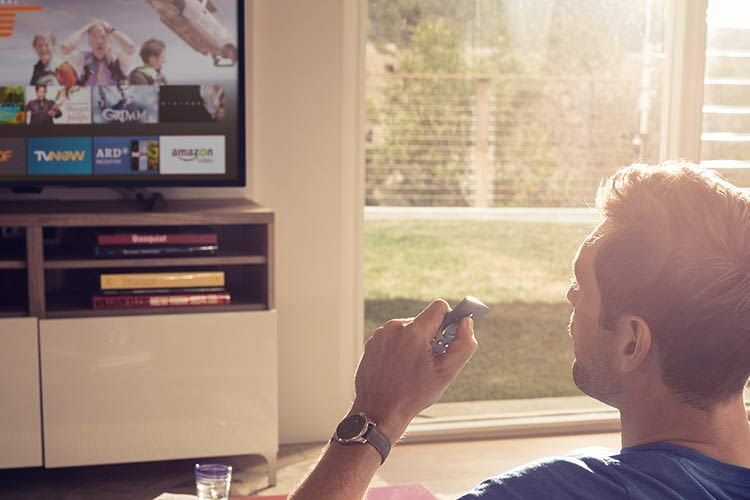 Die Navigation durch die Fire TV Apps erfolgt bequem per Fernbedienung vom Sofa aus Die Navigation durch die Fire TV Apps erfolgt bequem per Fernbedienung vom Sofa aus