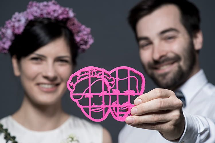 Vom Firmenlogo bis zum Hochzeitsbild wird alles im 3D-Drucker verarbeitet Vom Firmenlogo bis zum Hochzeitsbild wird alles im 3D-Drucker verarbeitet