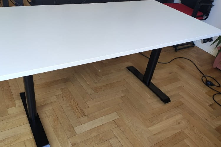 Der FlexiSpot E8 kommt direkt mit einem Kabelkanal Der FlexiSpot E8 kommt direkt mit einem Kabelkanal