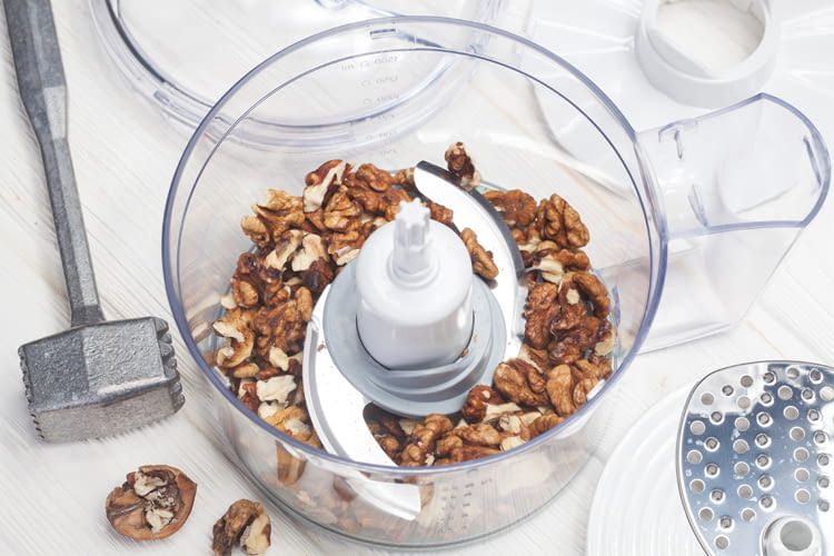 Nüsse zerkleinern funktioniert besonders gut mit einem Foodprozessor Nüsse zerkleinern funktioniert besonders gut mit einem Foodprozessor
