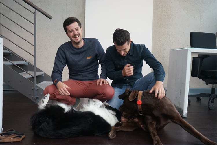 myWOOFI-Gründer Jona Timm und Micha David Neubert mit Dante und Emmy myWOOFI-Gründer Jona Timm und Micha David Neubert mit Dante und Emmy