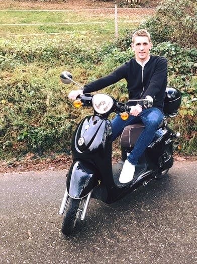 Celebrities voran: Nils Petersen vom SC Freiburg fährt bereits einen E-Roller Celebrities voran: Nils Petersen vom SC Freiburg fährt bereits einen E-Roller